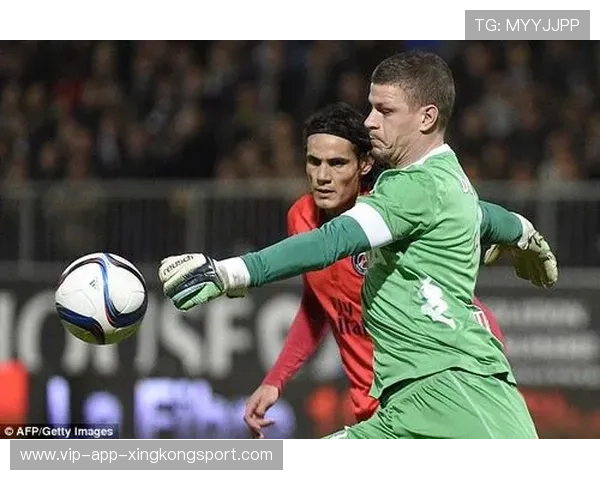 卡瓦尼前点甩头顶进关键球